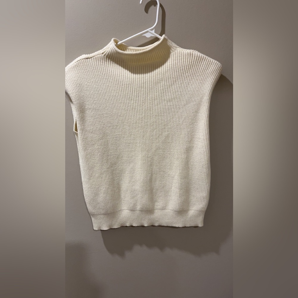 Sleeveless sweater top